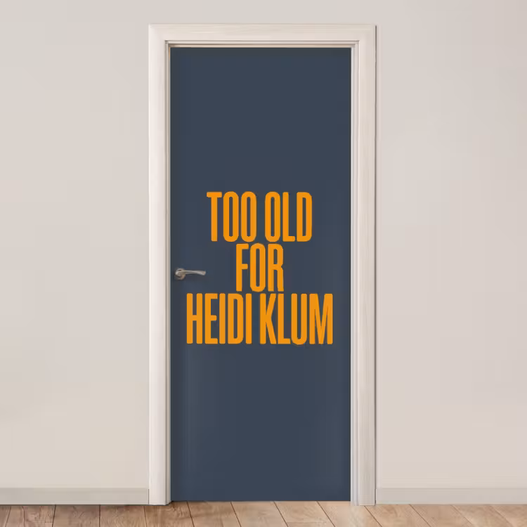 Deursticker - Too old for heidi klum - Geel - Blauw — 1