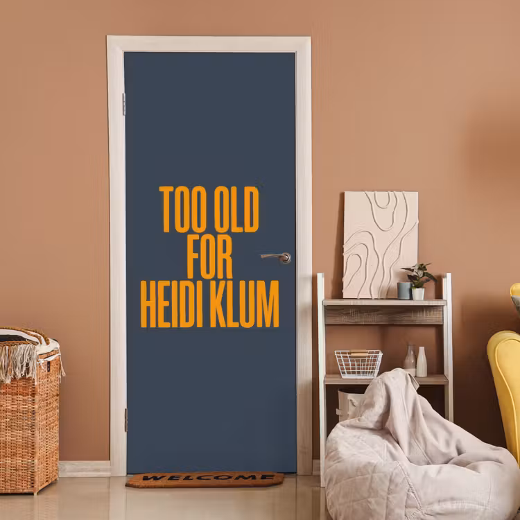 Deursticker - Too old for heidi klum - Geel - Blauw — 2