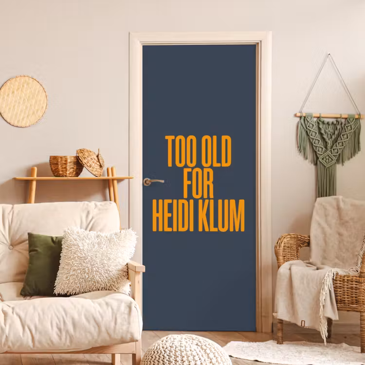 Deursticker - Too old for heidi klum - Geel - Blauw — 4