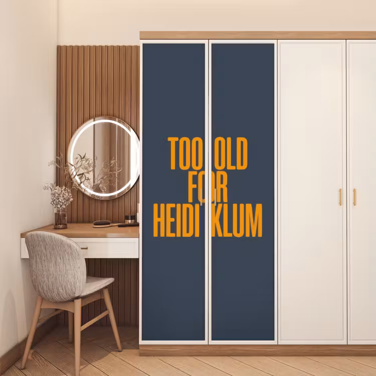Deursticker - Too old for heidi klum - Geel - Blauw — 5