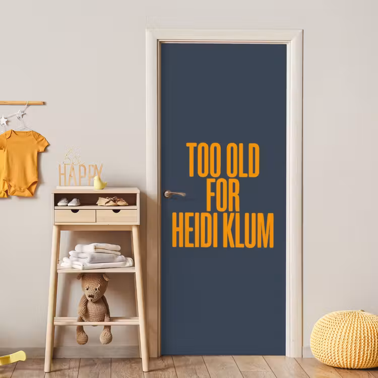 Deursticker - Too old for heidi klum - Geel - Blauw — 6