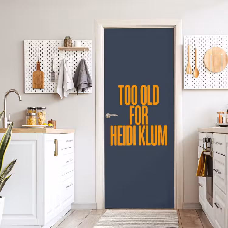 Deursticker - Too old for heidi klum - Geel - Blauw — 7