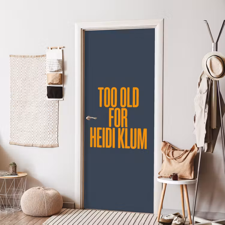 Deursticker - Too old for heidi klum - Geel - Blauw — 8