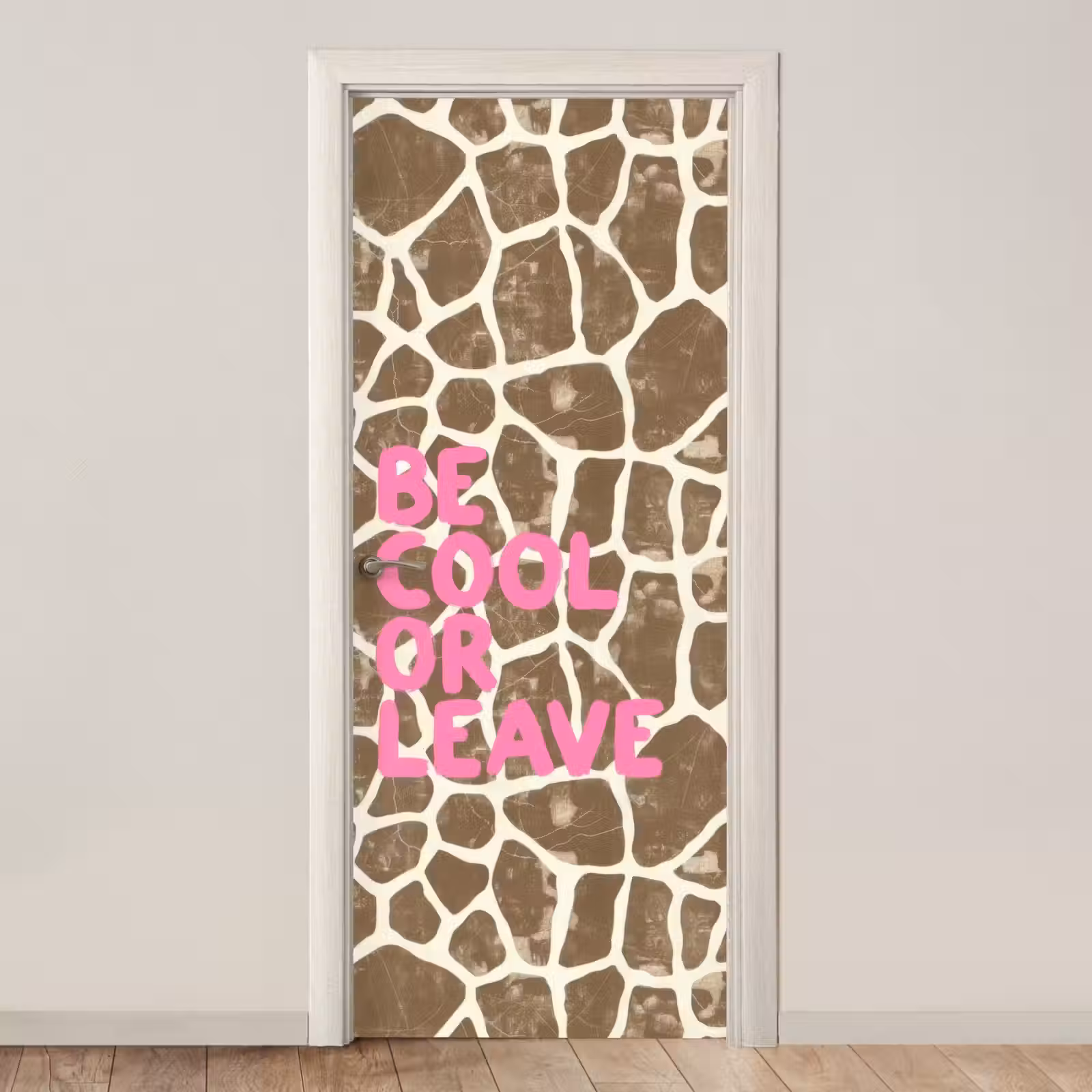 Deursticker - Tekst - Be cool or leave - Roze - Giraffenprint — 1
