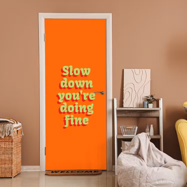 Deursticker - Oranje - Slow down you're doing fine - Retro — 2