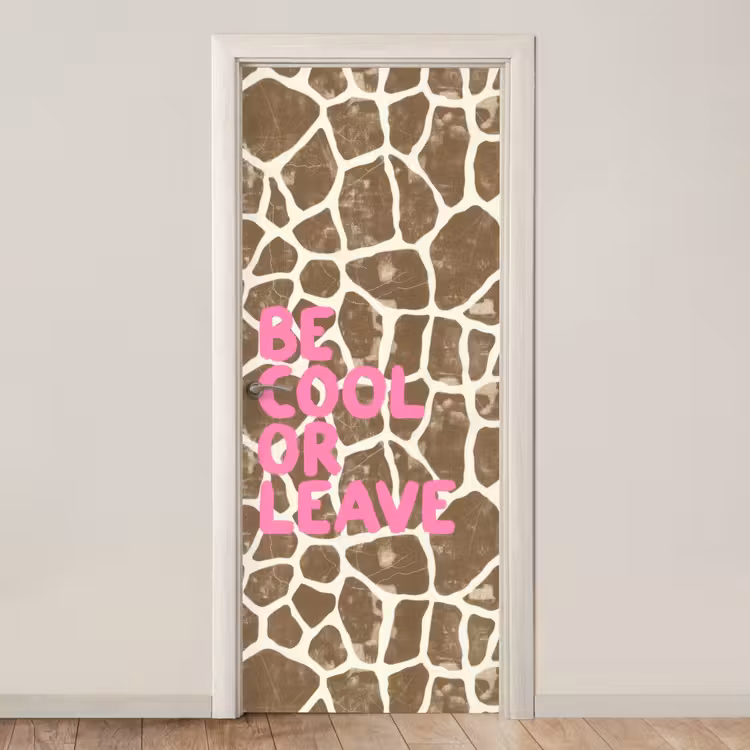 Deursticker - Tekst - Be cool or leave - Roze - Giraffenprint — 1