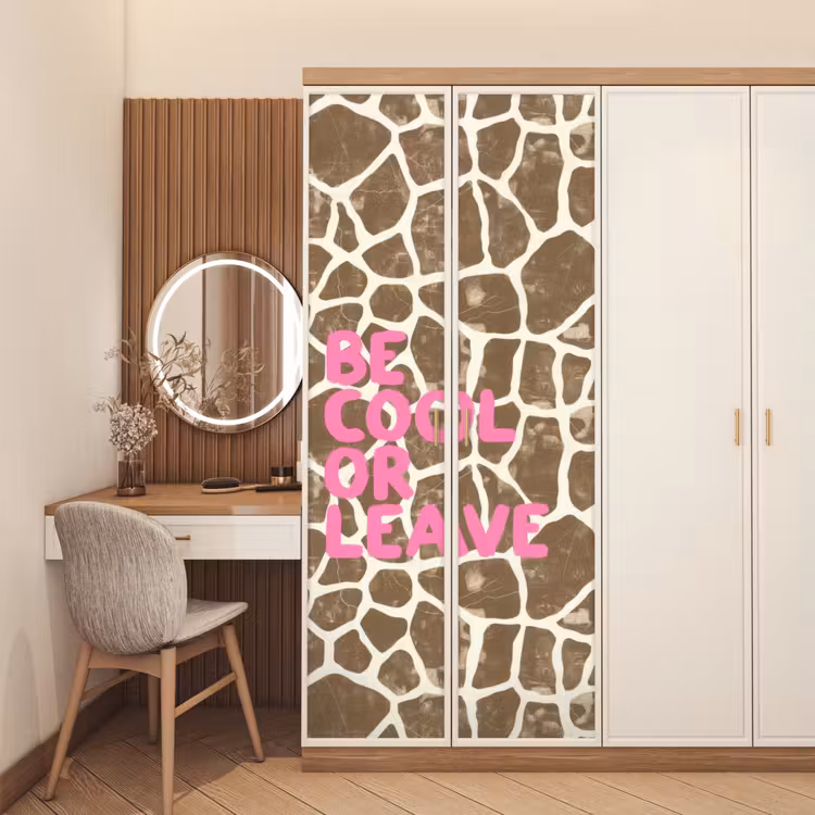 Deursticker - Tekst - Be cool or leave - Roze - Giraffenprint — 5