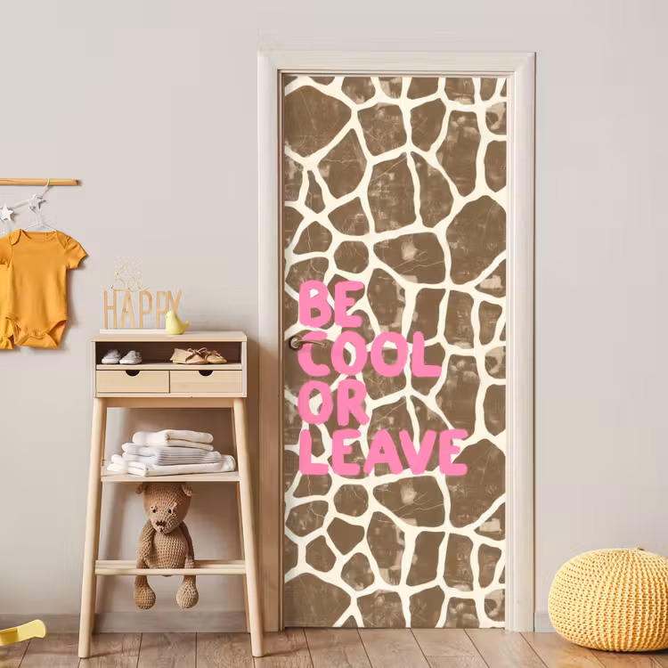 Deursticker - Tekst - Be cool or leave - Roze - Giraffenprint — 6