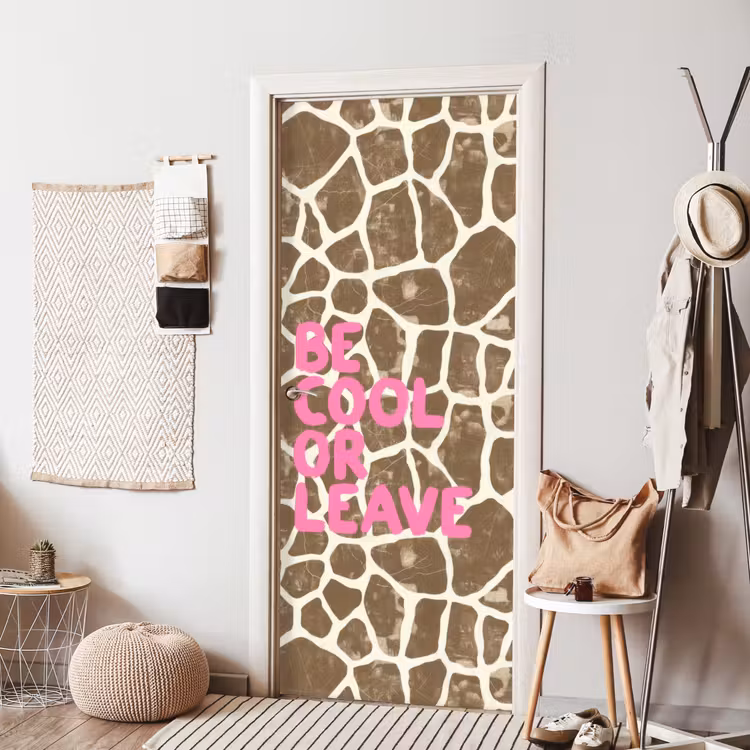 Deursticker - Tekst - Be cool or leave - Roze - Giraffenprint — 8