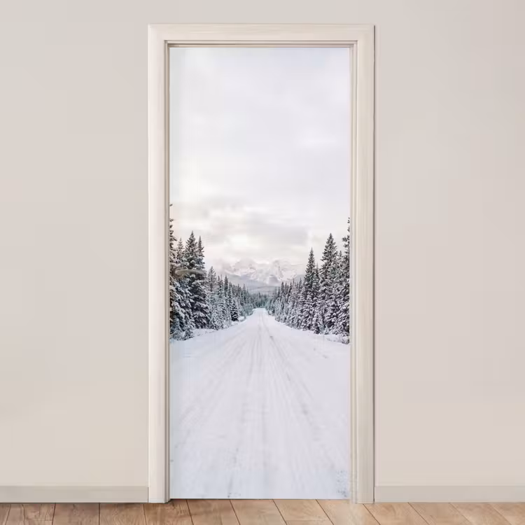 Deursticker - Weg - Sneeuw - Naaldbos - Winter - Avontuurlijk — 1