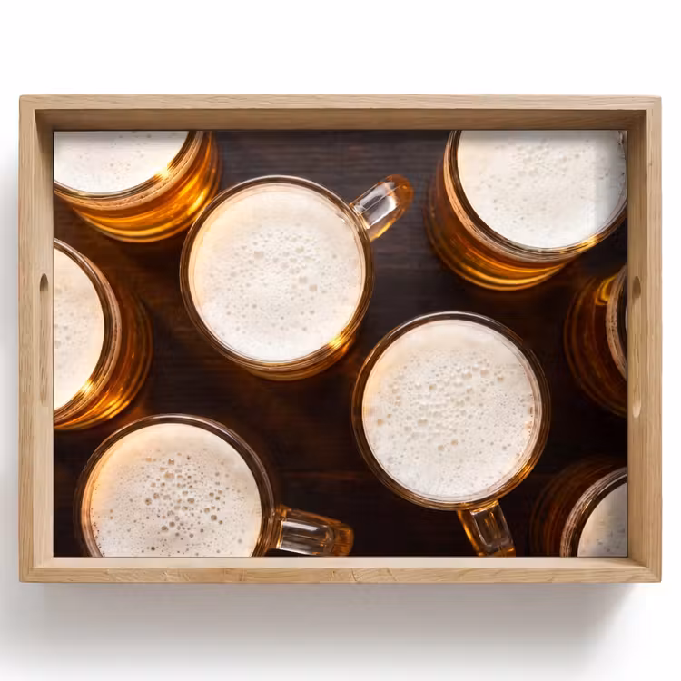 Dienblad - Bier - Glazen - Schuim - Hout - Drank — 1