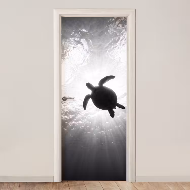 Deursticker - Schildpad - Onderwater - Lichtstralen - Oceaan - Zwart-wit — 1