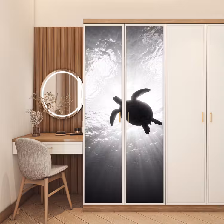 Deursticker - Schildpad - Onderwater - Lichtstralen - Oceaan - Zwart-wit — 5