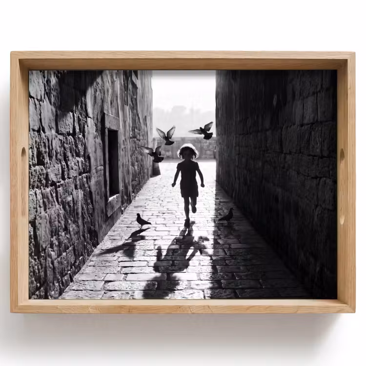 Dienblad - Kind - Vogel - Straat - Zwart-wit - Spelen — 1