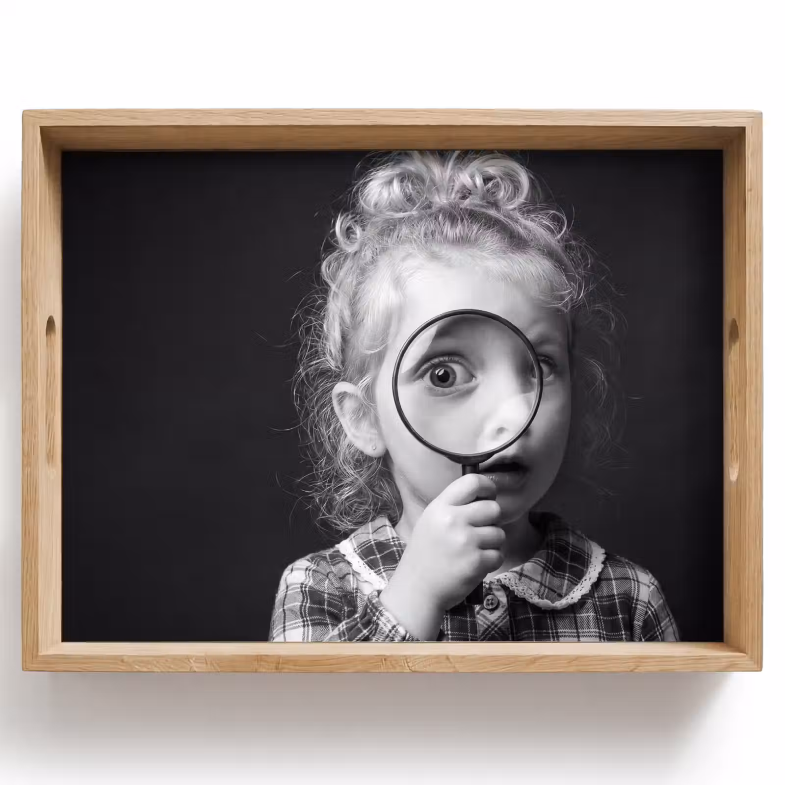 Dienblad - Kind - Vergrootglas - Portret - Zwart-wit — 1