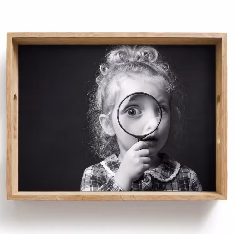 Dienblad - Kind - Vergrootglas - Portret - Zwart-wit — 1