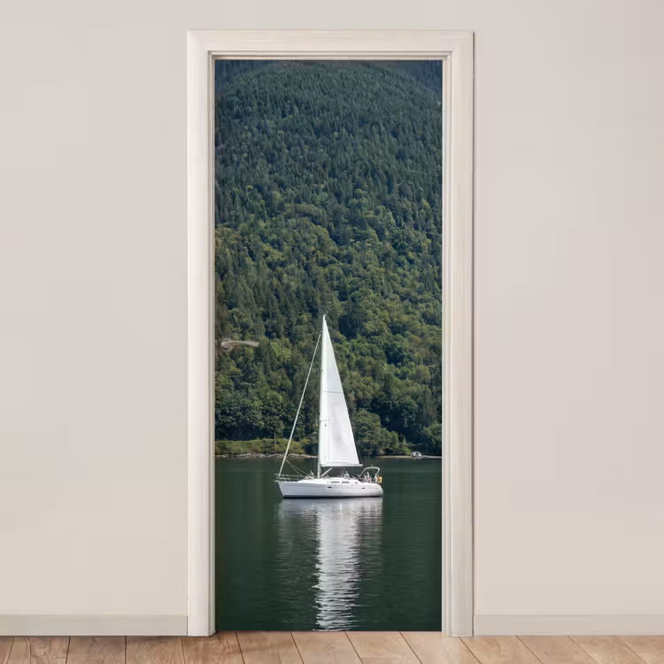 Deursticker - Zeilboot - Water - Bergen - Natuur - Groen — 1