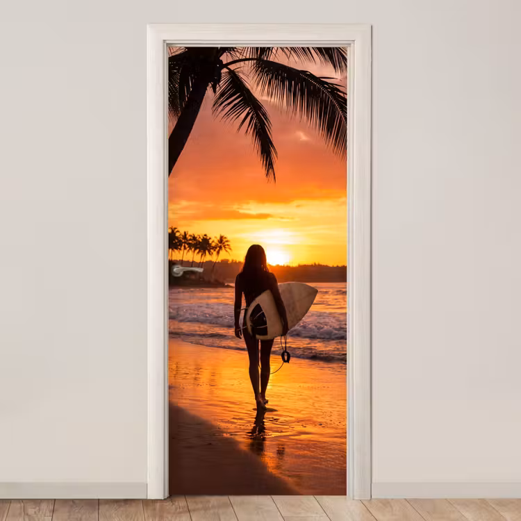 Deursticker - Vrouw - Surfplank - Strand - Zonsondergang - Oranje — 1