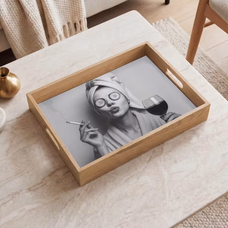 Dienblad - Vrouw - Masker - Wijn - Sigaret — 2