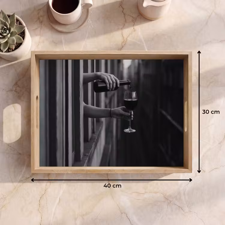 Dienblad - Wijnfles - Glas - Handen - Raam — 9