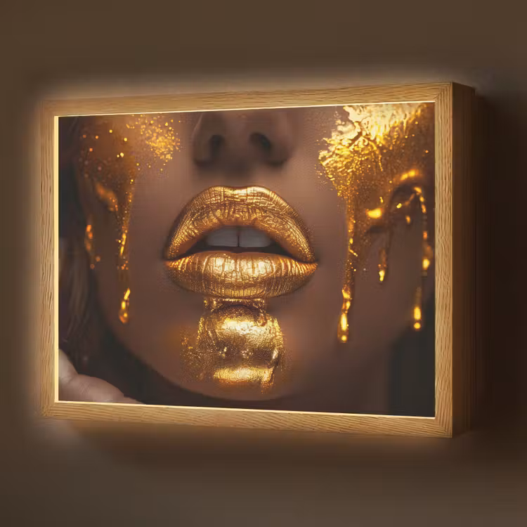 Lightbox - Wandlamp - Vrouw - Goud - Gezicht - Verf - Lippen — 1