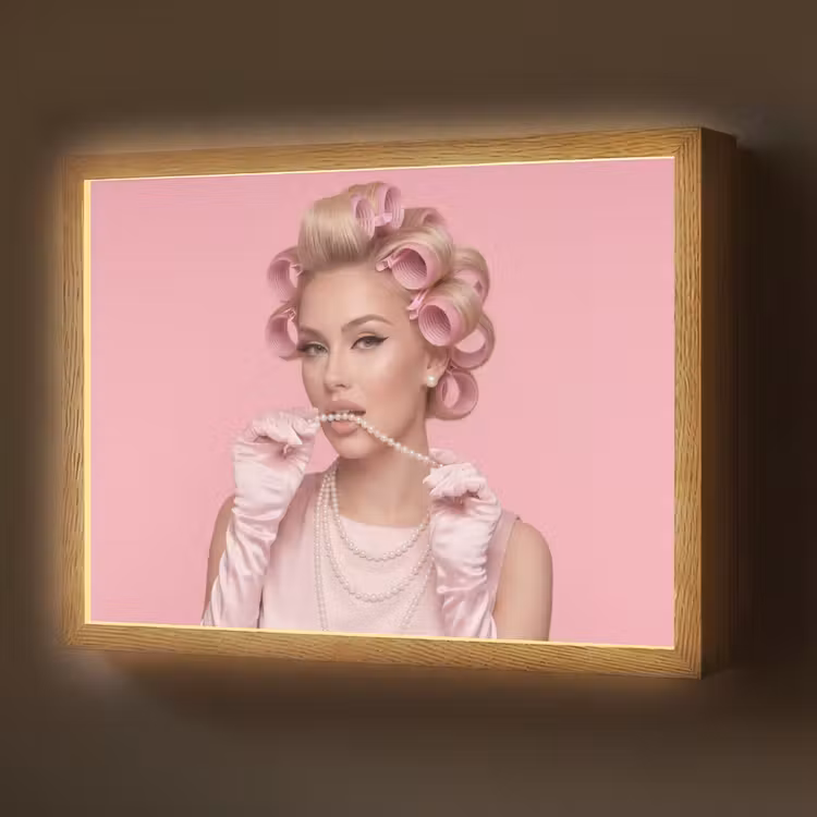 Lightbox - Wandlamp - Vrouw - Roze - Parelketting - Krulspelden — 1
