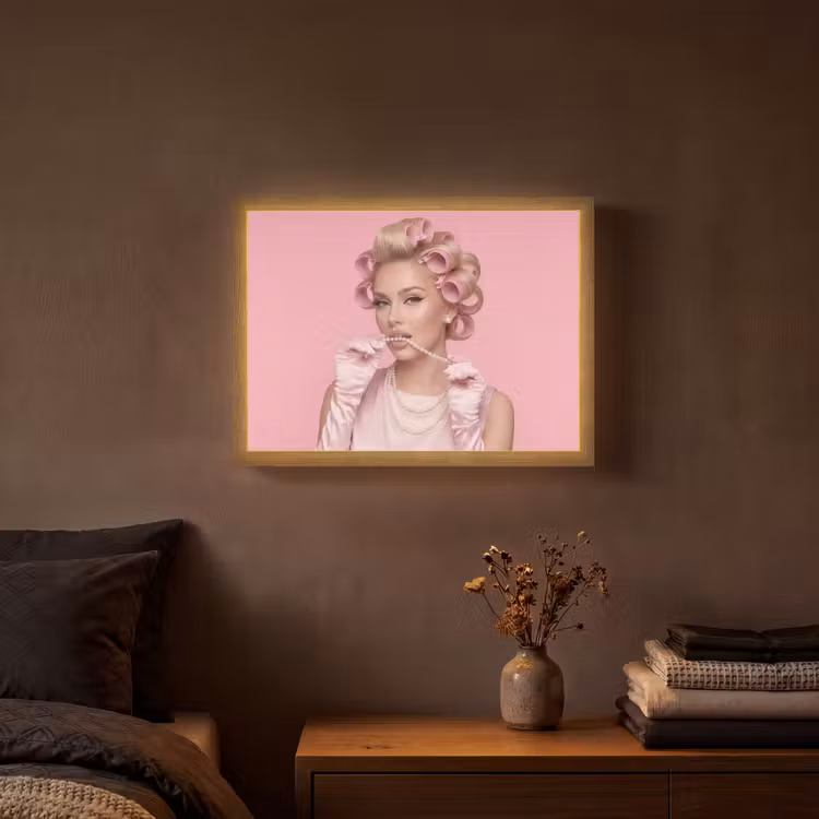 Lightbox - Wandlamp - Vrouw - Roze - Parelketting - Krulspelden — 3