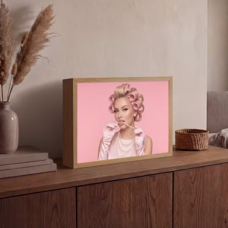 Lightbox - Wandlamp - Vrouw - Roze - Parelketting - Krulspelden — 4