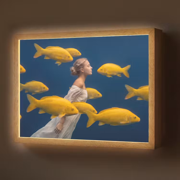 Lightbox - Wandlamp - Vrouw - Vis - Water - Natuur - Geel — 1