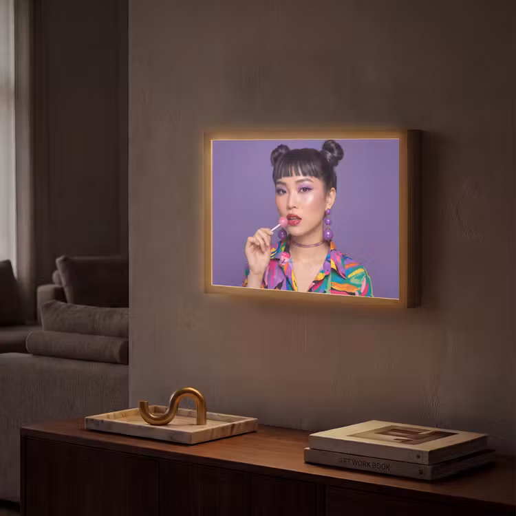 Lightbox - Wandlamp - Vrouw - Portret - Make-up - Paars - Levendig — 2