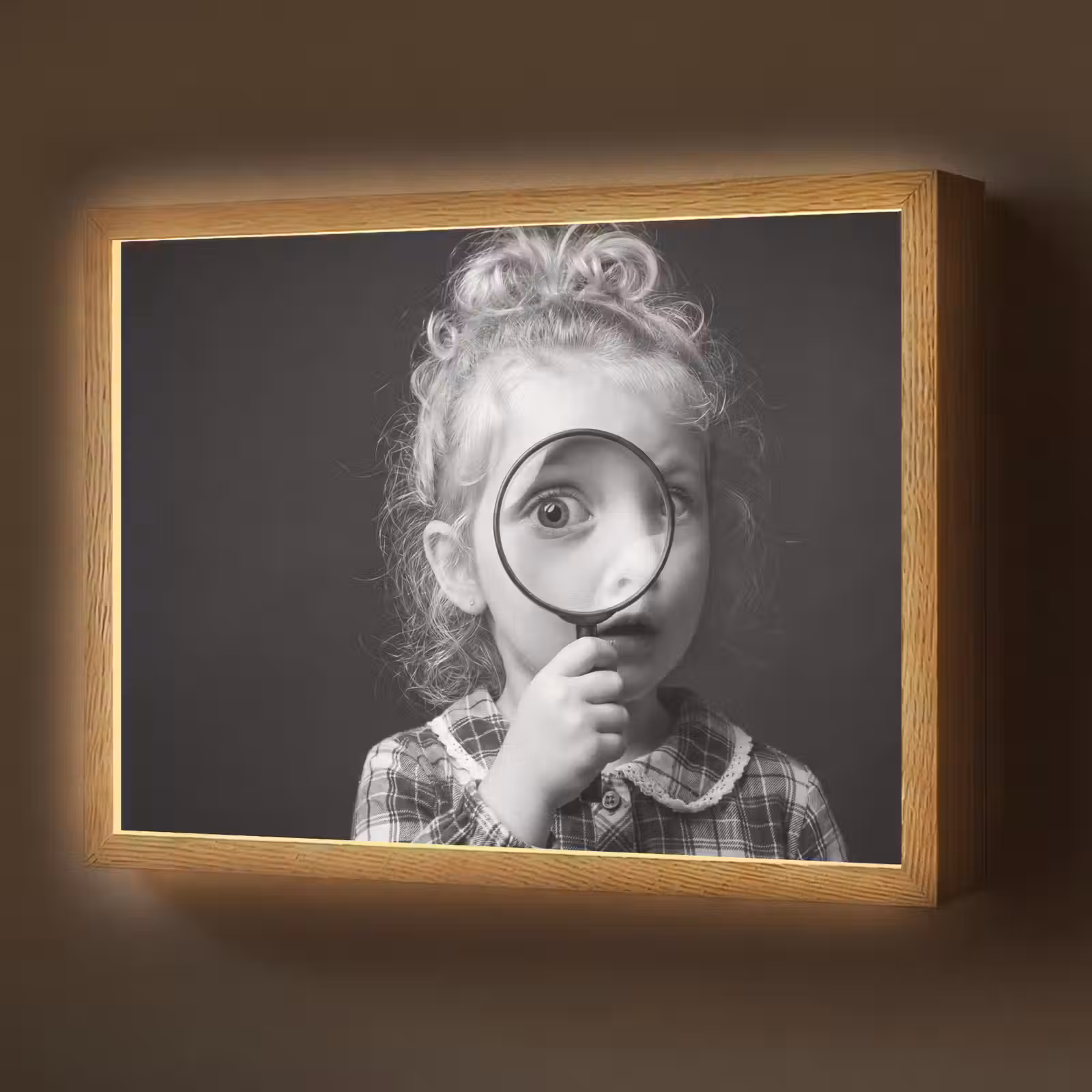 Lightbox - Wandlamp - Kind - Vergrootglas - Portret - Zwart-wit — 1