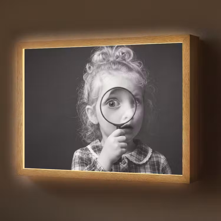 Lightbox - Wandlamp - Kind - Vergrootglas - Portret - Zwart-wit — 1
