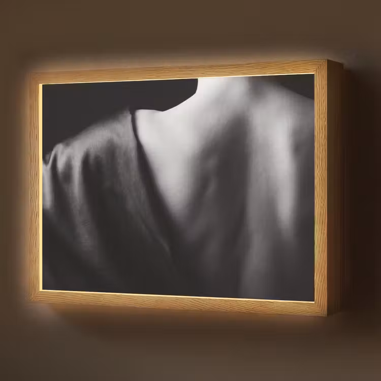 Lightbox - Wandlamp - Schouder - Zijde - Rug - Zwart - Wit - Elegant — 1