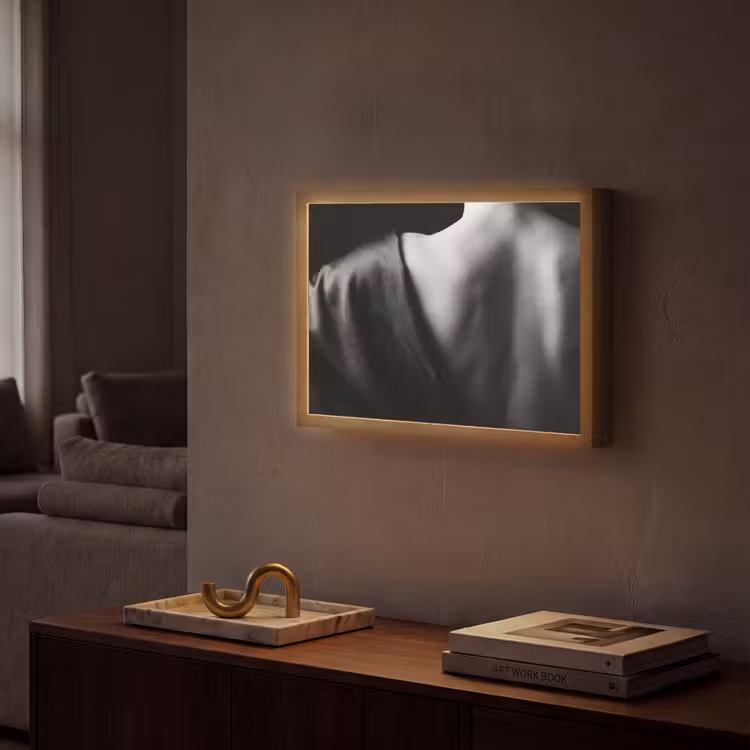 Lightbox - Wandlamp - Schouder - Zijde - Rug - Zwart - Wit - Elegant — 2