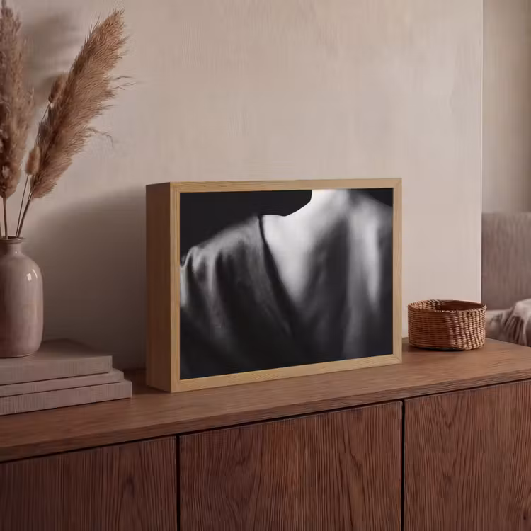 Lightbox - Wandlamp - Schouder - Zijde - Rug - Zwart - Wit - Elegant — 4