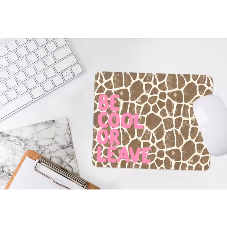 Muismat - Tekst - Be cool or leave - Roze - Giraffenprint — 2
