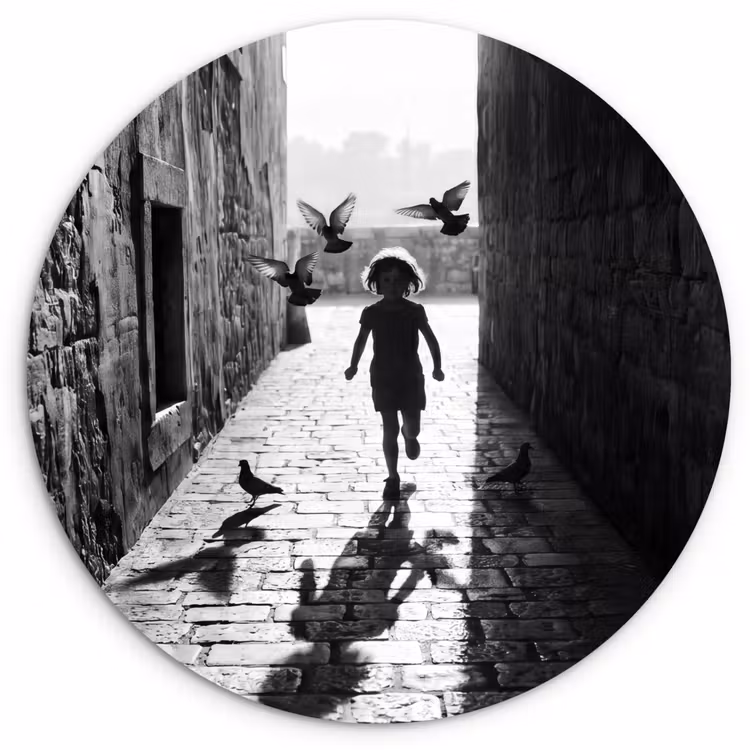 Muurcirkel - Kind - Vogel - Straat - Zwart-wit - Spelen — 1