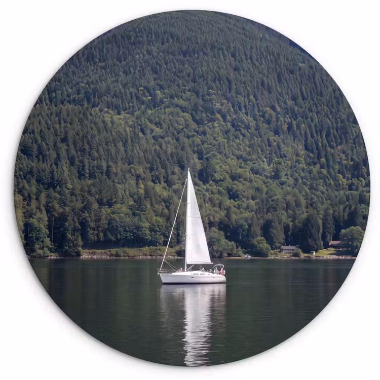 Muurcirkel - Zeilboot - Water - Bergen - Natuur - Groen — 1