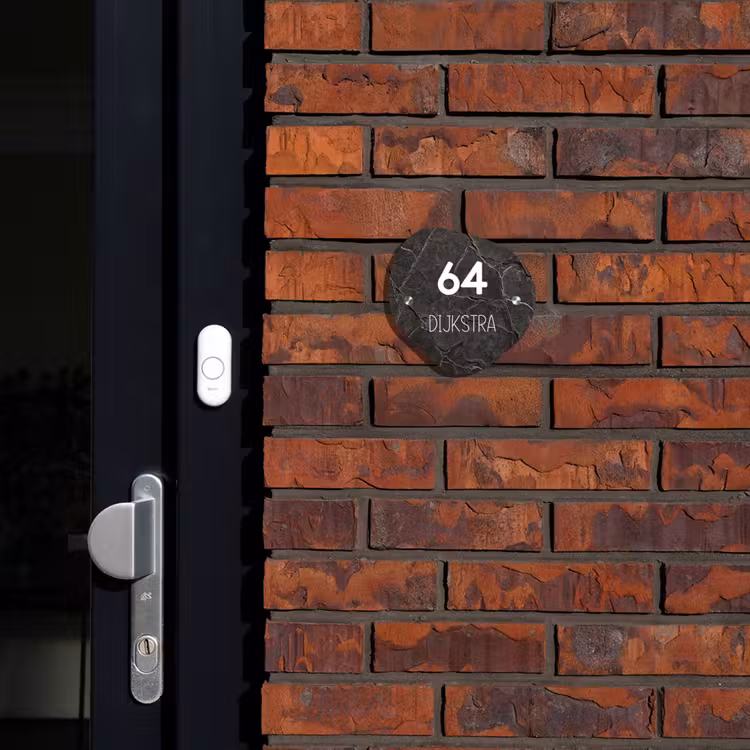 Naambordje voordeur - Huisjesvorm - Gebarsten steen - Modern — 2