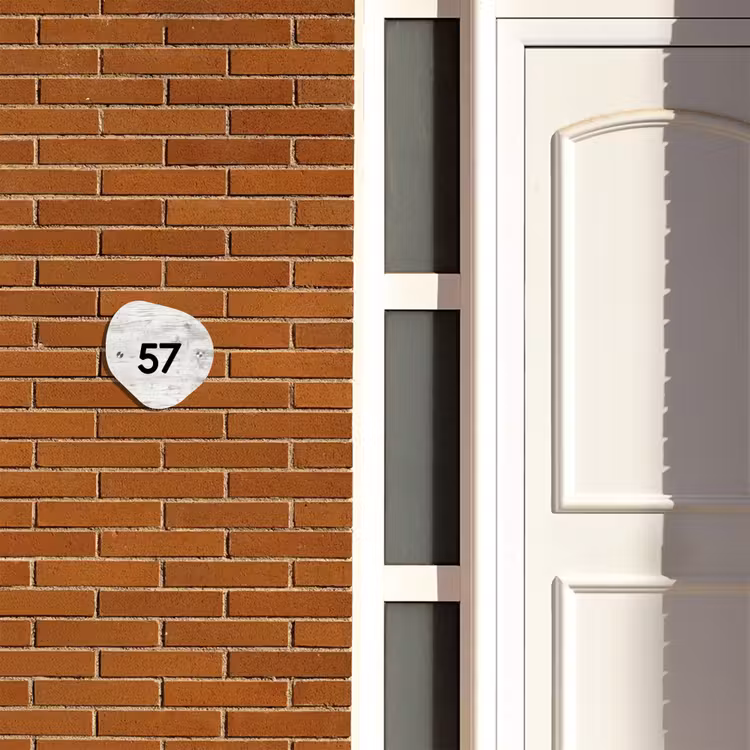 Naambordje voordeur - Huisjesvorm - Witgrijs hout - Traditioneel — 3