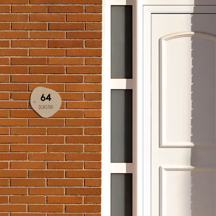 Naambordje voordeur - Huisjesvorm - Beige met stippen - Modern — 3