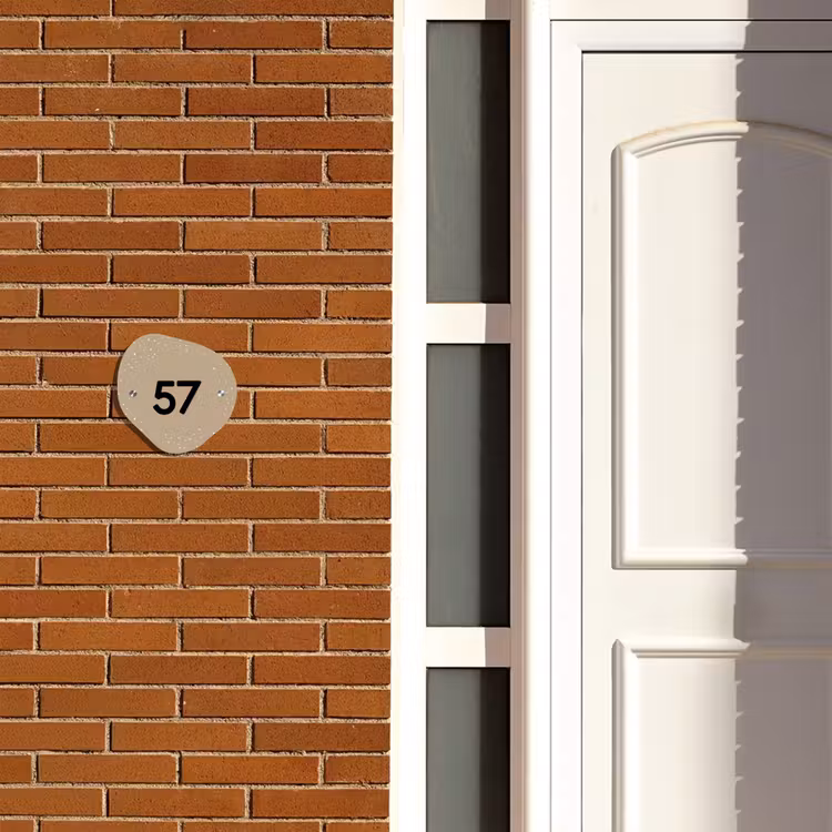 Naambordje voordeur - Huisjesvorm - Beige met stippen - Traditioneel — 3