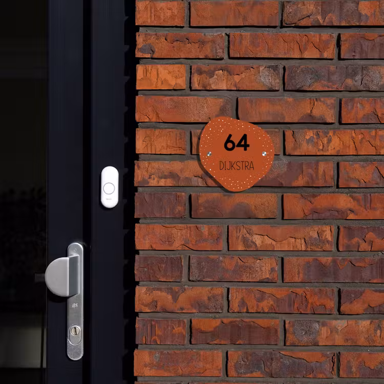 Naambordje voordeur - Huisjesvorm - Roestbruin met stippen - Modern — 2