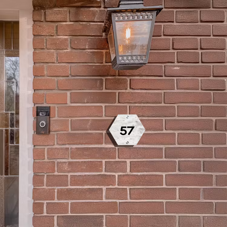 Naambordje voordeur - Hexagon - Witgrijs hout - Traditioneel — 3