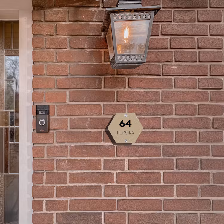 Naambordje voordeur - Hexagon - Beige met stippen - Modern — 3