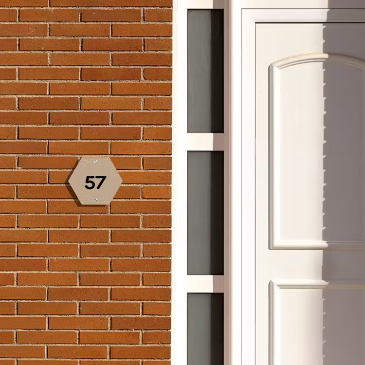 Naambordje voordeur - Hexagon - Beige met stippen - Traditioneel — 2