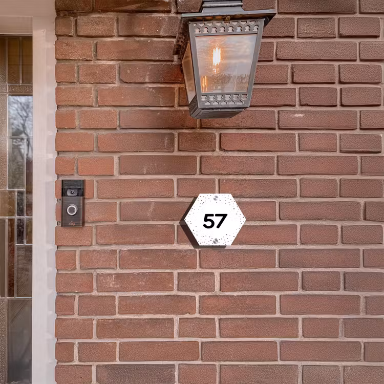 Naambordje voordeur - Hexagon - Wit met stippen - Traditioneel — 3