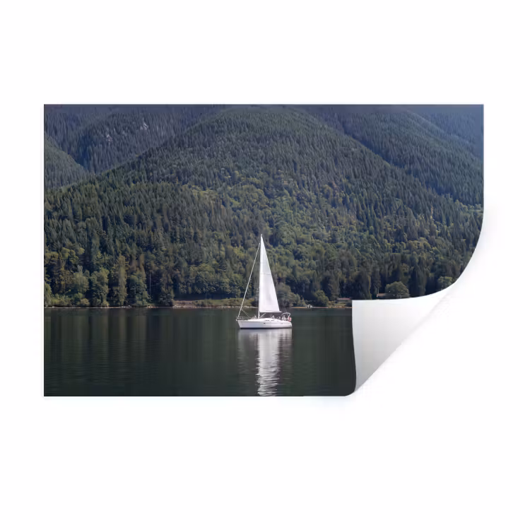 Muursticker - Zeilboot - Water - Bergen - Natuur - Groen — 1