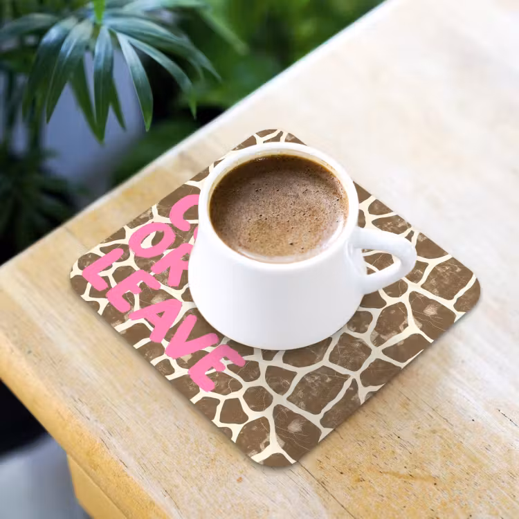 Onderzetter​ - Tekst - Be cool or leave - Roze - Giraffenprint — 2