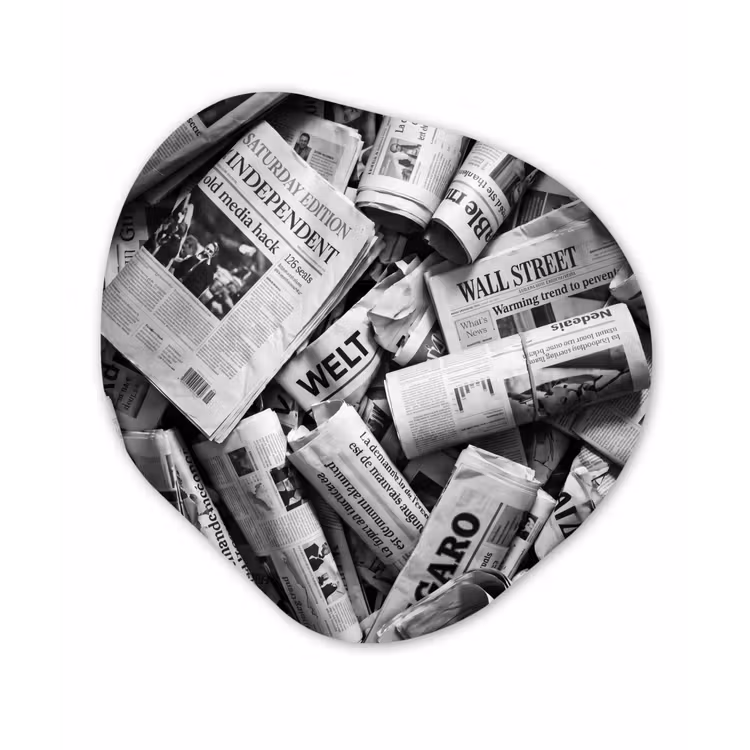 Organisch schilderij - Forex - Krant - Stapel - Nieuws - Zwart-wit — 1